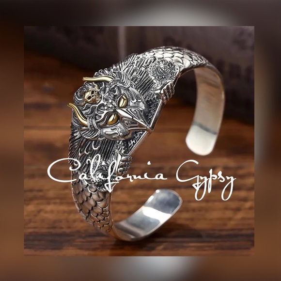 Punk Skull Horned Cuff - Picture 4 of 4